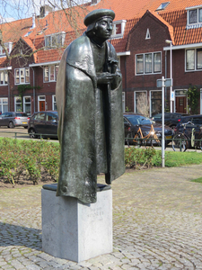 844023 Afbeelding van het bronzen beeldhouwwerk 'Jan van Scorel', van Herman Janzen uit 1988, in het plantsoen aan de ...